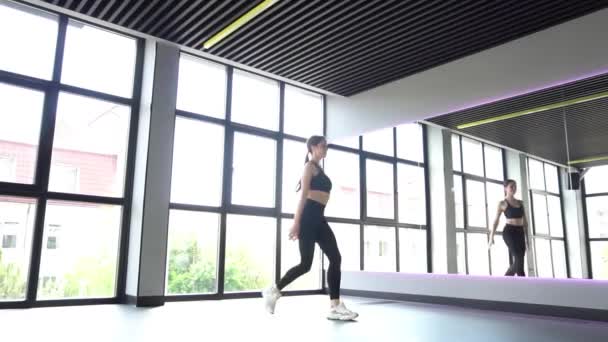 Młoda Piękna Dziewczyna Robi Gimnastyka Skakać Studio — Wideo stockowe