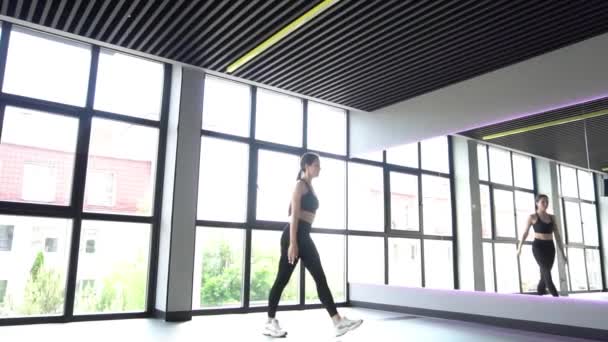 Jovem Menina Bonita Fazendo Salto Ginástica Estúdio — Vídeo de Stock