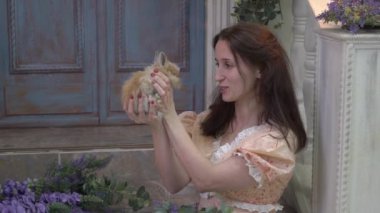 Elinde beyaz tavşan olan Yavaş Hareketli Kadın