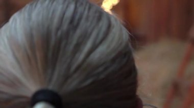 Slow Motion 'dan genç bir kadın elinde kamerayla dikiliyor. Çocuk fotoğrafları.