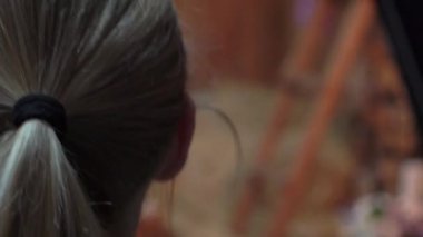 Kameradaki resimlere bakan bir fotoğrafçı.