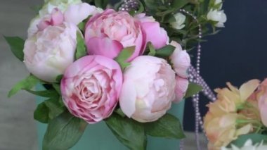 Güzel bahar buket bir şapka kutusunda. Değişik çiçek güzel buket.