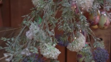 Paskalya süsü. Asılmış renkli Paskalya yumurtası.