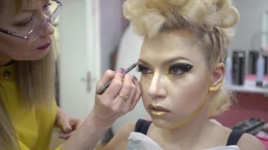 4k makeup artist contouring brows with eyebrow shadow