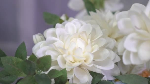 Μπουκέτο Ντελικάτα Λουλούδια Στρογγυλό Κουτί Ελαφρύ Φόντο — Αρχείο Βίντεο
