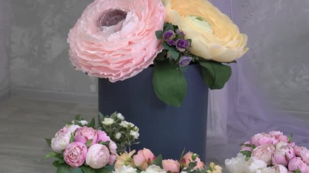Αργή Κίνηση Όμορφη Σύνθεση Λουλουδιών Ένα Κουτί Καπέλο — Αρχείο Βίντεο