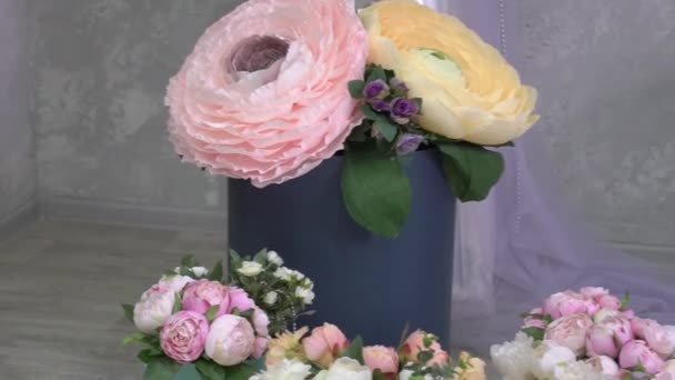 Een Bos Van Roze Witte Bloemen Met Zacht Linnen Doos — Stockvideo