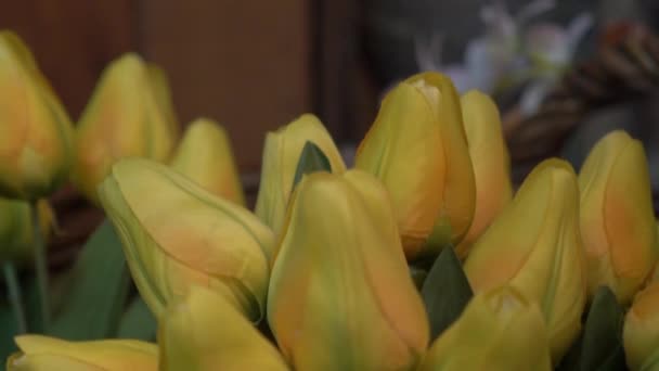 Tulipanes Amarillos Cámara Lenta Una Cesta — Vídeo de stock
