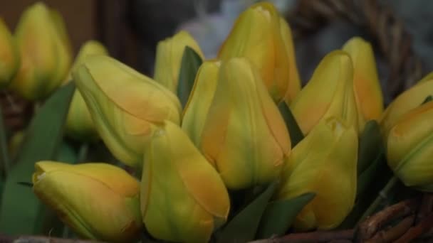 Floral Άνοιξη Φόντο Ένα Μπουκέτο Κίτρινες Τουλίπες Λουλούδια Ένα Καλάθι — Αρχείο Βίντεο