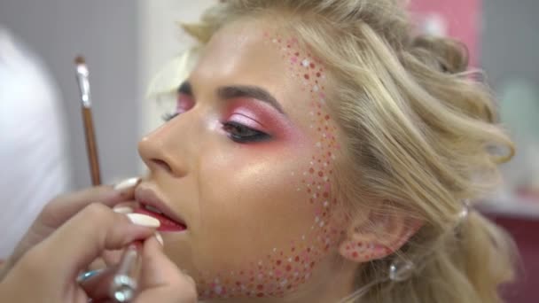 Young Beautiful Girl Model Master Makeup Artist Puts Bright Red — Stockvideo