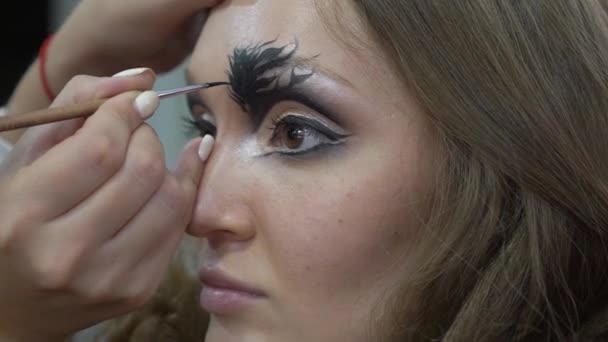 Makeup Artist Applying Eyeshadow Client Eyelid Cosmetic Brush — Vídeos de Stock