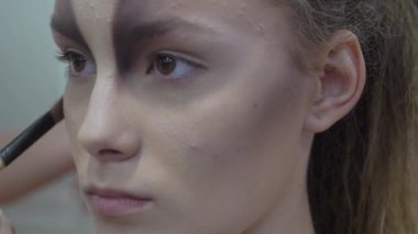 Makyaj sanatçısı profesyonel makyaj yapıyor..
