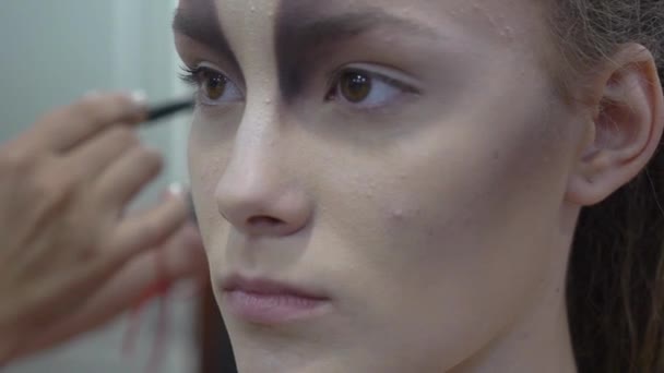 Slow Motion Beautiful Female Model Getting Her Makeup Done Backstage — Αρχείο Βίντεο