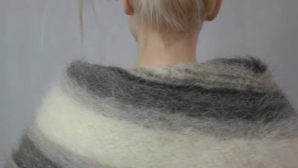Wanita Telanjang Mewah Dengan Selimut Bulu Putih Berpose Dekat Dinding — Stok Video