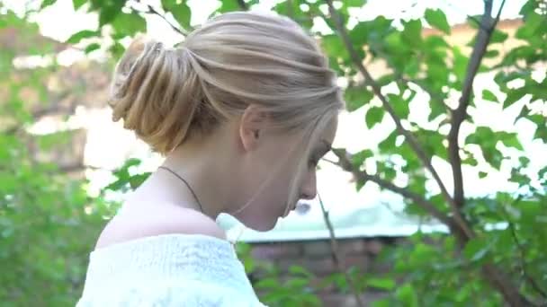 花の庭で化粧や髪型の女の子がクローズアップ — ストック動画