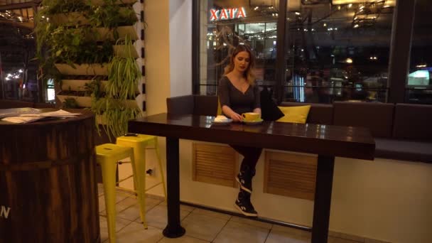 Fata Zâmbitoare Odihnește Cafeneaua Din Spatele Ceașcii Ceai — Videoclip de stoc