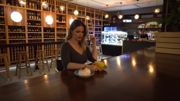 Retrato Mujer Joven Positiva Con Taza Café Restaurante Nocturno — Vídeo de stock