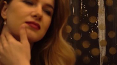 Kafede düşünen yalnız sarışın bir kadının 4K portresi.