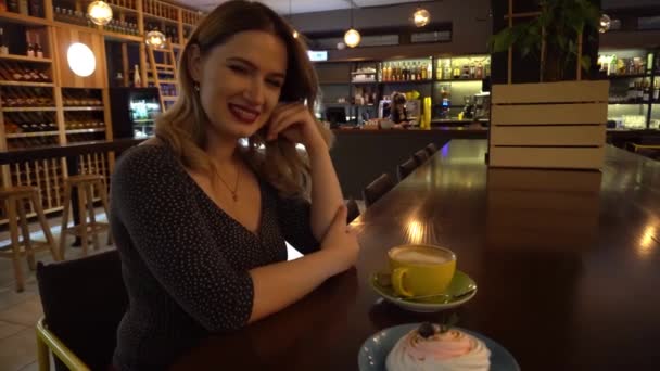 Portrait Beautiful Young Woman Relaxing Cafe — Vídeos de Stock