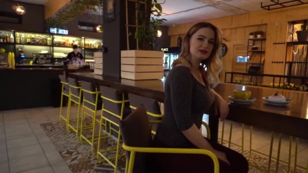 Sorrindo Mulher Bom Humor Com Xícara Café Sentado Café — Vídeo de Stock