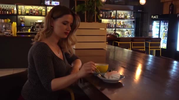 4K微笑的女人 一头乌黑的头发 吃着蛋糕 在咖啡店喝茶或喝咖啡 — 图库视频影像
