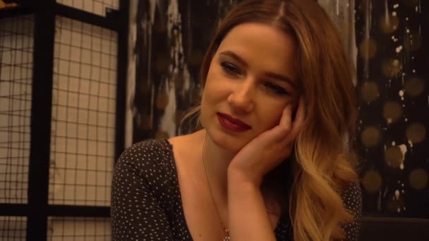 Молодая Красивая Женщина Стильном Красном Свитере Сидит Кафе Ночью — стоковое видео