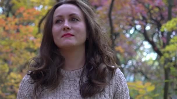 Счастливая Женщина Осенью Желтые Листья Улице Осенью — стоковое видео