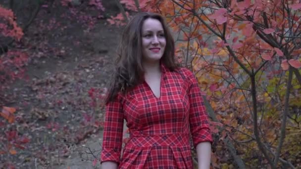 Outdoor Portrait Beautiful Young Woman Colorful Autumn Leaf — Stockvideo