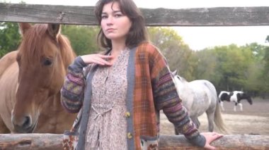 Slow Motion Genç kız ve Bay atı