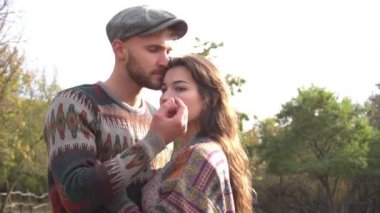 Slow Motion Çiftliği 'nde tahta kamyonetin yanında birbirini seven bir çift.