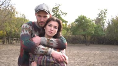 Slow Motion Romantik Genç Çift Açık havada Aşıkmış