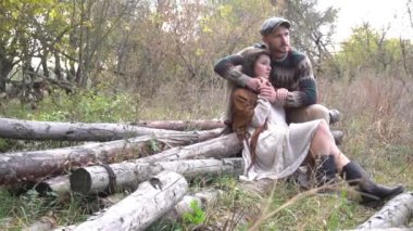 Slow Motion, genç aile sonbahar parkının tadını çıkarıyor.