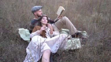Slow Motion Mutlu çift bahar günü parkta kitap okuyor.