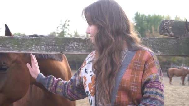 Movimento Lento Jovem Agricultor Mulher Com Seu Cavalo — Vídeo de Stock