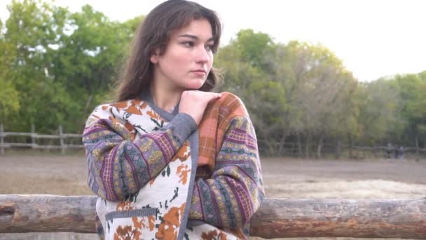 Lassú Mozgás Egy Gyönyörű Vidéki Lány Egy Karámban — Stock videók