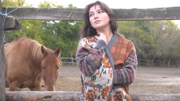 Девочка Медленным Движением Возле Лошадей Коррале Конной Ферме — стоковое видео