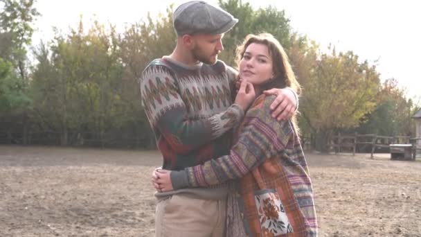 Couple Heureux Aimant Soleil Couchant Sur Une Ferme Équestre — Video