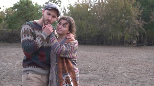 Slow Motion Heureux Jeune Couple Aimant Debout Près Autre Sur — Video