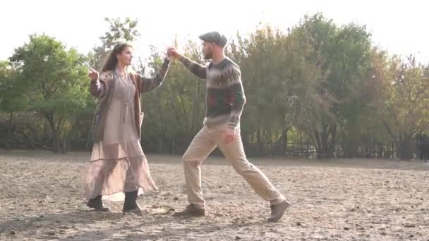 Ζευγάρι Χορεύει Στο Ράντσο Κατά Διάρκεια Της Ημέρας Του Καλοκαιριού — Αρχείο Βίντεο
