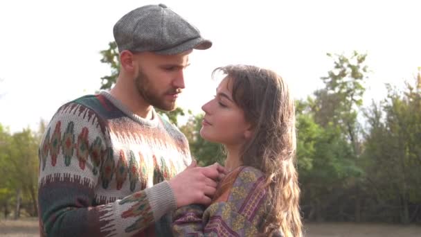 Couple Enjoys View Nature Tea Plantations – Stock-video