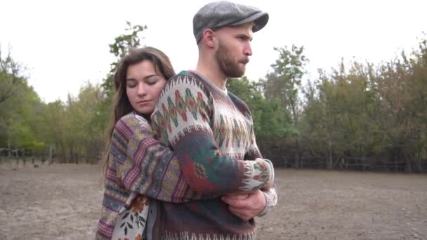 Heureux Jeune Couple Aimant Debout Sur Ranch — Video