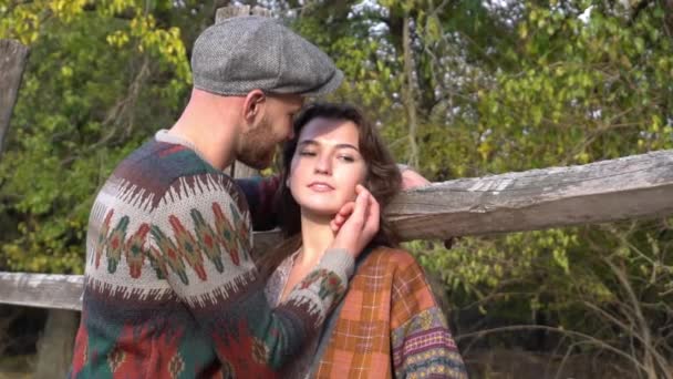 Slow Motion Beau Élégant Couple Sur Une Ferme Chevaux Nature — Video