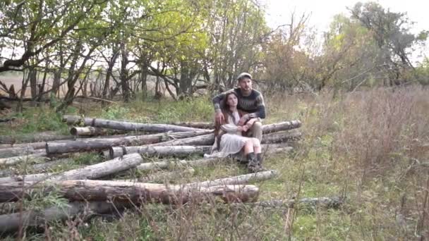 Slow Motion Couple Tourists Sitting Logs Tree — Stockvideo