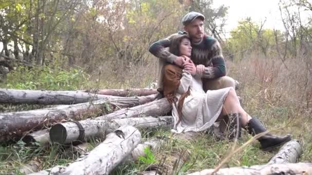 Young Happy Loving Couple Sitting Log Fallen Tree Autumn Forest — ストック動画