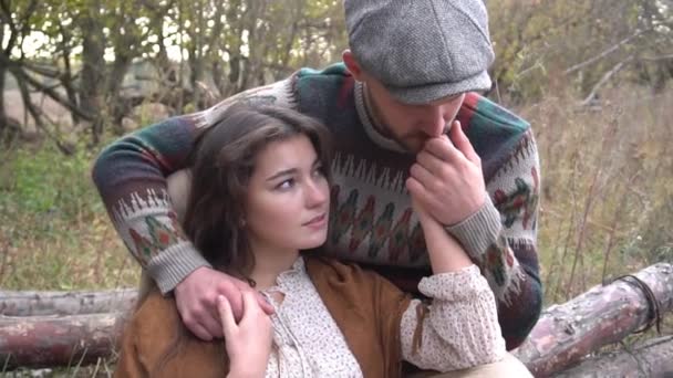 Couple Aimant Assis Sur Les Grumes Abattues Dans Forêt — Video