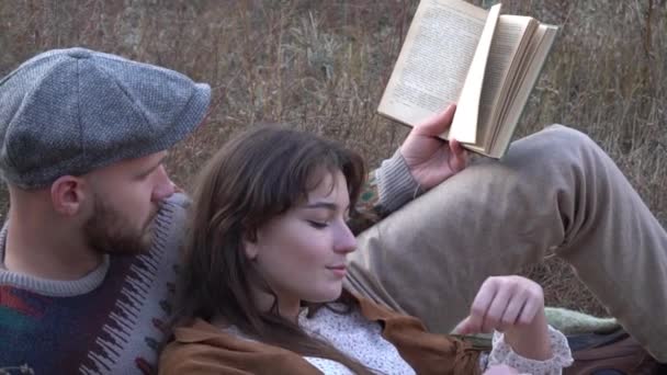Slow Motion Man Piknikte Kadına Arkadan Kitapla Sarılıyor — Stok video