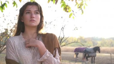 Kadınlar doğada ve güzel atlarda günün tadını çıkarırlar.