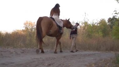 Ağır çekim, atları olan sevimli bir çift. Yaz parkında bir çift.