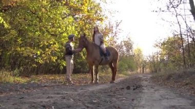 Atı olan mutlu çift çiftlikte eğleniyor.