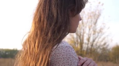 Slow Motion Genç kadın buğday tarlasında gün batımında